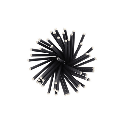 En vy uppifrån av en grupp miljövänliga, svarta cylindriska stavar med vita ändar, arrangerade som hållbara Shake-sugrör, papperssugrör Ø 8 mm, 25 cm, från PAPSTAR GmbH i ett radiellt stjärnmönster.
