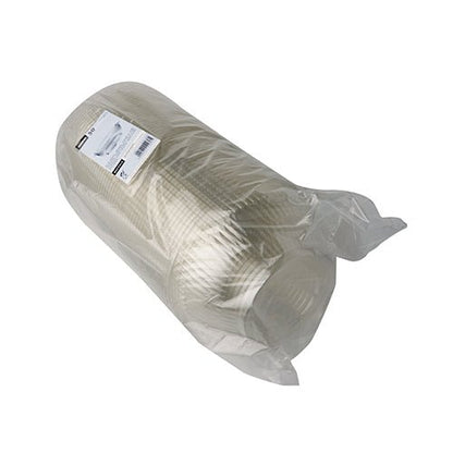 En förseglad plastförpackning innehåller en stapel genomskinliga, runda Starpak 50-salladsskålar i R-PET med vita etiketter på sidan och utgör därmed ett miljövänligt alternativ för dina sammankomster.