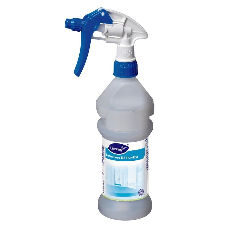 En transparent, ergonomisk Room Care R3 Plus Pur-Eco sprayflaska från Diversey Deutschland GmbH & Co. OHG med blå-vit spruthuvud innehåller klar vätska för miljövänlig rengöring; etiketten visar ett rent rum.