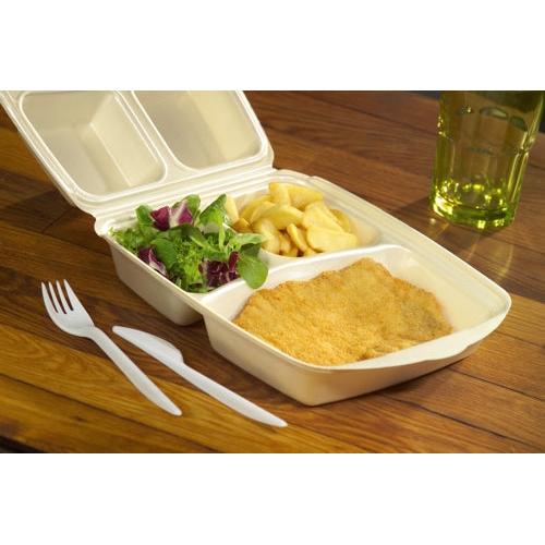 Eine Starpak 50 Menübox mit Klappdeckel, XPS beige laminiert, enthält ein paniertes Schnitzel, Pommes Frites und grünen Salat. Daneben liegen eine Plastikgabel und ein Messer; im Hintergrund steht ein gelbgrünes Getränk in einem Glas.