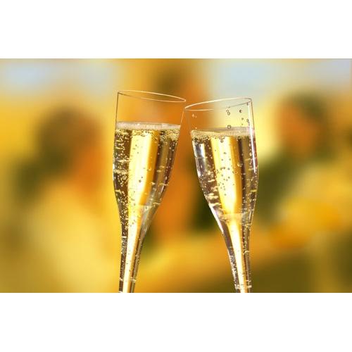 Två Starpak 50 stjälkglas (överdelar) för champagne, PS 0,1 l glasklar höjs för en skål, där deras klara design framhäver livliga bubblor mot en mjukt suddig, varmt upplyst bakgrund.