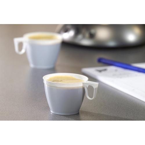 Två vita Starpak 60 kaffekoppar (0,18 l, PS, Ø 7,8 cm, 6 cm), en i fokus och en suddig i bakgrunden, står på en grå yta, på höger sida syns delvis en penna och papper.