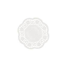 Das PAPSTAR Teller- und Tassendeckchen rund (Ø 10 cm, weiß, 1000 Stück) der PAPSTAR GmbH mit Wellenrand und Spitzenausschnitt ist ideal für eine elegante Tischdekoration, hier auf weißem Untergrund.