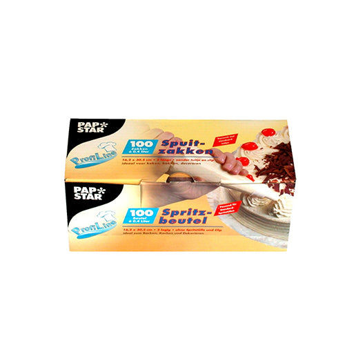 En låda PAPSTAR spritspåsar transparent (30,5x16,2 cm), viklåda med 100 stycken från PAPSTAR GmbH - idealiskt bakverktyg för kreativ tårtdekoration. Den gula förpackningen visar en hand som använder spritspåsen för att dekorera tårtor.