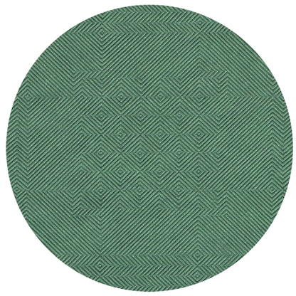 Den runda, gröna PAPSTAR pappersduken med damastprägling (50 m x 1 m) från PAPSTAR GmbH visar ett geometriskt mönster med diagonala linjer och romber för en subtil 3D-effekt – idealisk för festliga tillfällen.