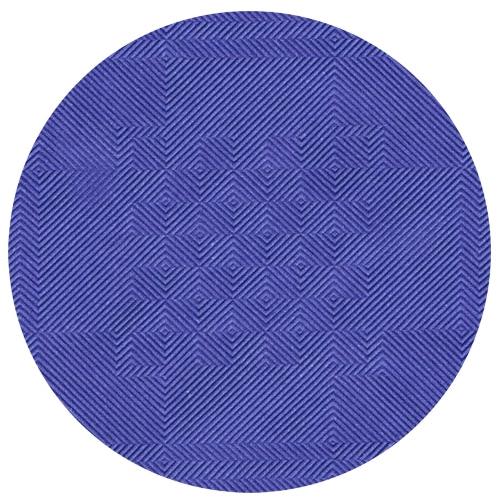 Pappersduken med damastprägling (50 m x 1 m) från PAPSTAR GmbH är en rund, violett duk med ett geometriskt mönster av diagonala linjer och rombformer som skapar en strukturerad, optisk illusionseffekt.