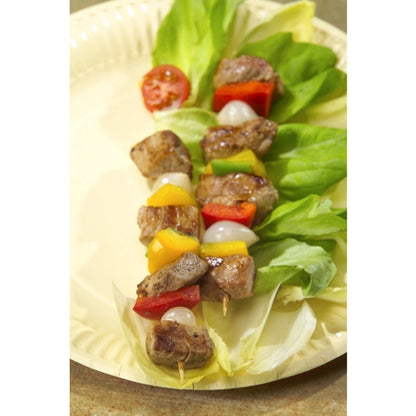 Ett spett med grillat kött, paprika, tomater och lök vilar på en beige salladstallrik, serverad med PAPSTAR grillspett trä "pure" Ø 3 mm, 20 cm (1000 stycken) från PAPSTAR GmbH för en miljövänlig touch.