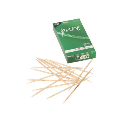 En grön PAPSTAR-låda med texten "pure" innehåller 100 runda trä-tandpetare (8 cm) i en vikbar låda, med några tandpetare framför den miljövänliga kartongförpackningen på vit bakgrund.