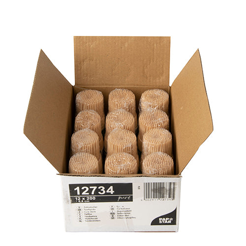 En öppen kartong med tolv staplar bruna pappersbakformar, var och en insvept i plast, står bredvid en tandpetare-dispenser "pure" rund (6,8 cm) från PAPSTAR GmbH (200 stycken) i en träställning och hjälper till med köksorganisationen.