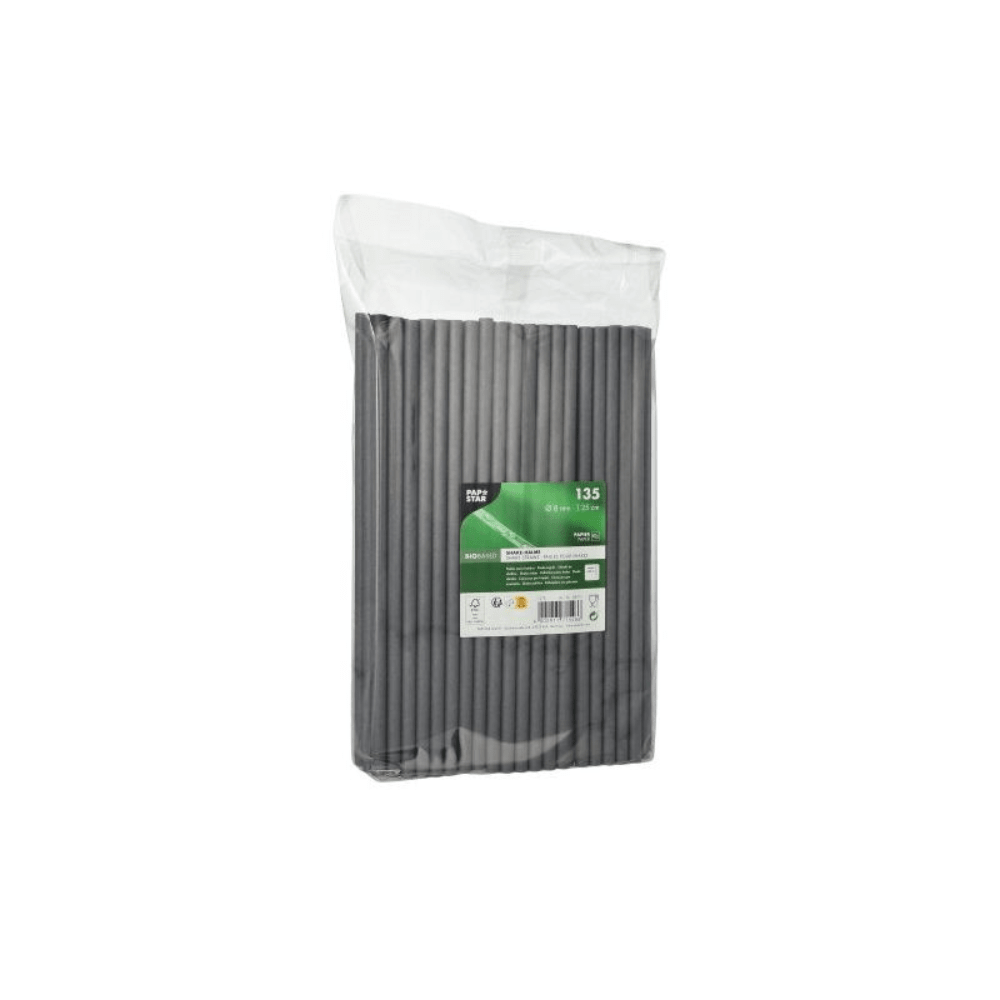 En förpackning med de miljövänliga svarta sugrören från PAPSTAR GmbH är förpackad i en genomskinlig plastpåse. Etiketten på framsidan visar produktdetaljer och en streckkod. Denna förpackning med produktnamnet "PAPSTAR Shake-sugrör av papper Ø 8 mm 25 cm | 135 stycken" innehåller 135 hållbara sugrör mot en enkel vit bakgrund.