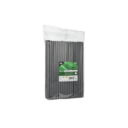 En förpackning med de miljövänliga svarta sugrören från PAPSTAR GmbH är förpackad i en genomskinlig plastpåse. Etiketten på framsidan visar produktdetaljer och en streckkod. Denna förpackning med produktnamnet "PAPSTAR Shake-sugrör av papper Ø 8 mm 25 cm | 135 stycken" innehåller 135 hållbara sugrör mot en enkel vit bakgrund.