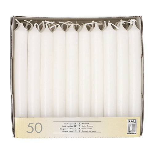 En låda med 50 Starpak bordsljus (Ø 2,1 cm · 19,6 cm) i vitt, stående upprätt i en pappbricka. Varje ljus är oanvänt med intakt veke; förpackningen har flerspråkig produktinformation för en elegant atmosfär.