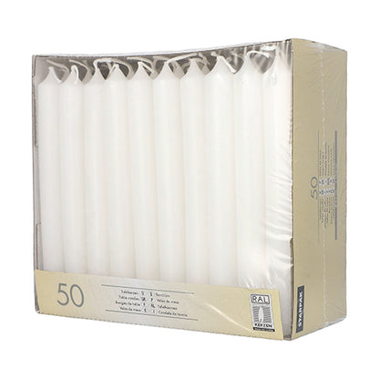 De 50 Starpak bordsljusen Ø 2,1 cm · 19,6 cm vita står upprätt och tätt packade i en beige pappbricka, idealisk för en stilfull miljö. Varje låda innehåller 50 vita ljus av märket Starpak.