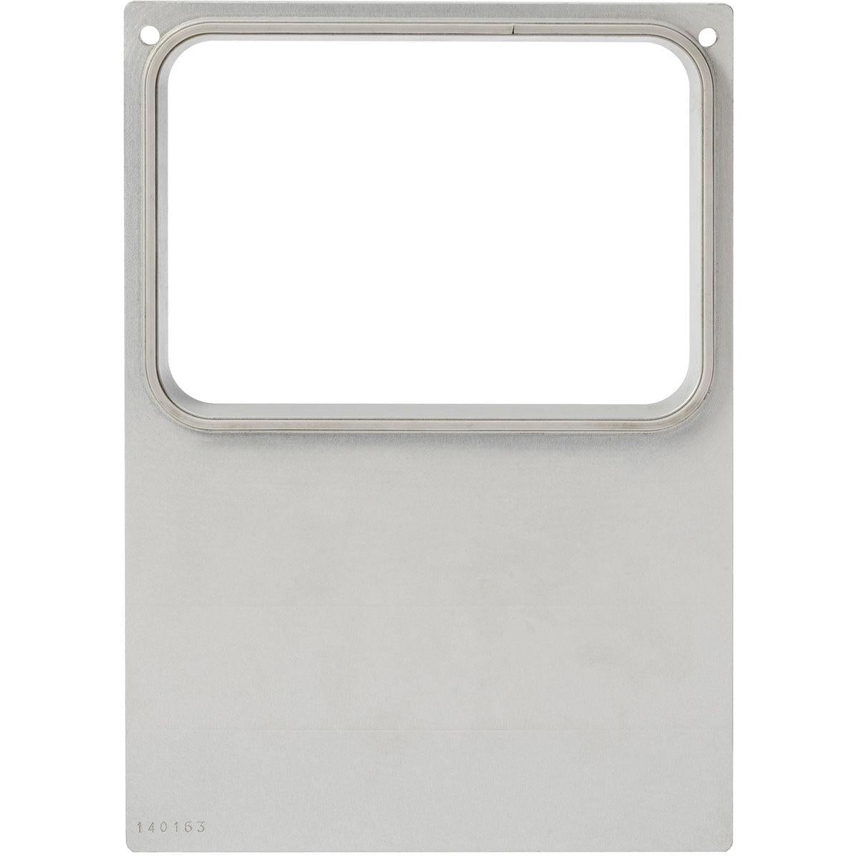 Eine rechteckige Metallplatte, wahrscheinlich eine Frontplatte oder ein Deckel für die Kassette für CPET Schalen 600 ml und 700 ml von Duni GmbH, mit einem großen oberen Ausschnitt und zwei kleinen Löchern in den oberen Ecken.