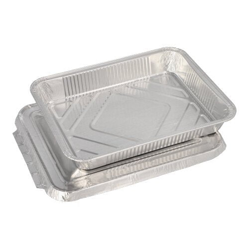 Två rektangulära Starpak 50-matskålar med lock, aluminiumtråg från Starpak, är staplade mot en enkel vit bakgrund. Varje tråg har upphöjda kanter och en lätt strukturerad yta, vilket gör dem perfekta för servering inom restaurangbranschen.