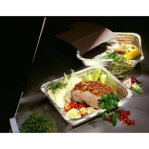 Tre Starpak Gastronorm-behållare (Alu, 3,4L, 5x26,2x32,2cm) presenterar olika färska grönsaker, örter, kokt kött med örter, tomater och citronskivor. Ljusgrönt pryder bordet mot mörk bakgrund.