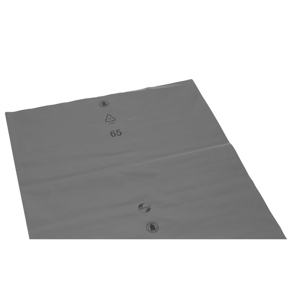 En stor, platt, grå LDPE-folie med återvinningssymbol och nummer 65, från EMIL DEISS KG (GmbH + Co.), del av DEISS soppåsar lösa 575x1000x0,01 mm av LDPE 70 l, ligger på en enfärgad vit bakgrund.