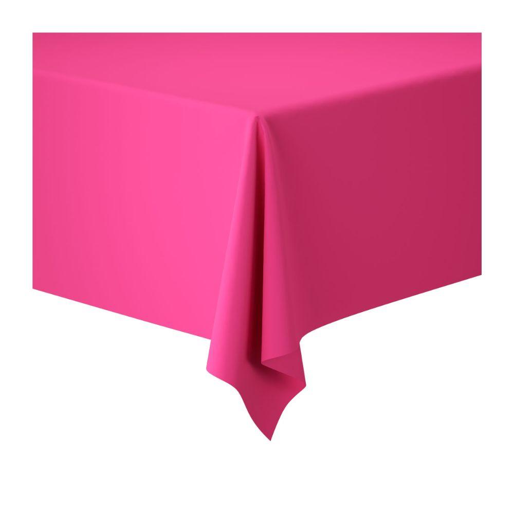 Eine leuchtend rosafarbene Duni Dunicel-Tischdeckenrolle 1,18 m x 10 m von der Duni GmbH deckt einen rechteckigen Tisch ab und fällt sanft über die Seiten. Ideal für Hochzeiten, Bankette oder Firmenveranstaltungen. Vor einem schlichten weißen Hintergrund gesetzt.