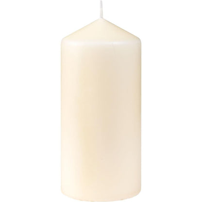 Ett enkelt vitt blockljus (ca. 40h, 130 x 60 mm) från Duni GmbH står upprätt med en centrerad veke mot en vit bakgrund.