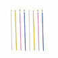 Acht PAPSTAR Spaghettikerzen, farbig sortiert (Ø 3 mm, 16,5 cm), in grau, gelb, rosa und blau von der PAPSTAR GmbH, stehen beleuchtet in einer vertikalen Reihe auf weißem Hintergrund.