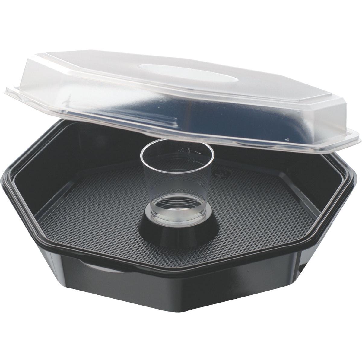 Octaview® med glas Svart / Transparent PS från Duni GmbH presenterar mat stilfullt med en klar dip-bägare i mitten och delvis transparent lock på en svart, åttkantig serveringsbricka.