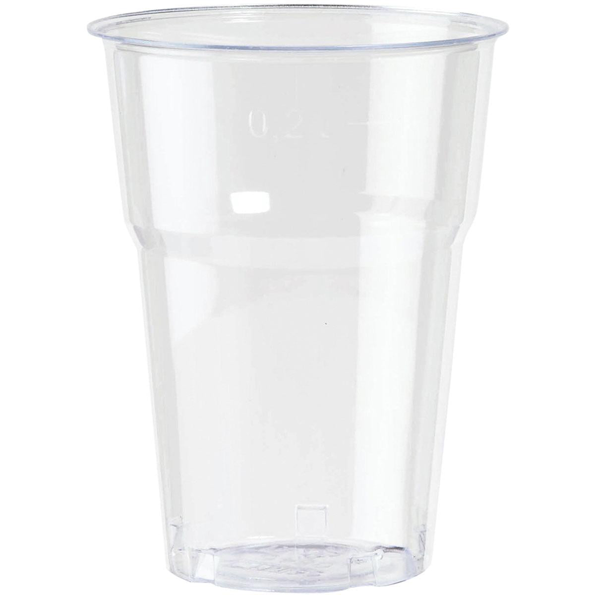 En klar, tom glas Trend Transparent PS-bägare från Duni GmbH står upprätt på vit bakgrund och imponerar med sin moderna design med lätt konisk form och platt kant.