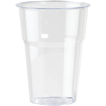 En klar, tom glas Trend Transparent PS-bägare från Duni GmbH står upprätt på vit bakgrund och imponerar med sin moderna design med lätt konisk form och platt kant.