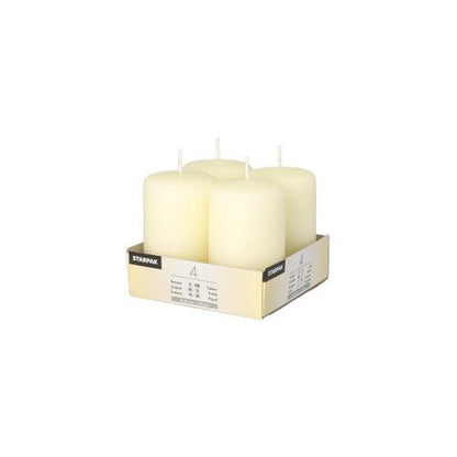 Fyra oanvända Starpak 4 blockljus Ø 50 mm · 80 mm "Ivory" med platt topp står upprätt i en märkt pappbricka, vekar obrännda, på en enkel vit bakgrund.