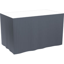 Ett rektangulärt bord med vit duk pryds med en grå, självhäftande Dunicel-bordskjol (72 cm, 5x4 m) från Duni GmbH, som elegant hänger ner på sidorna.