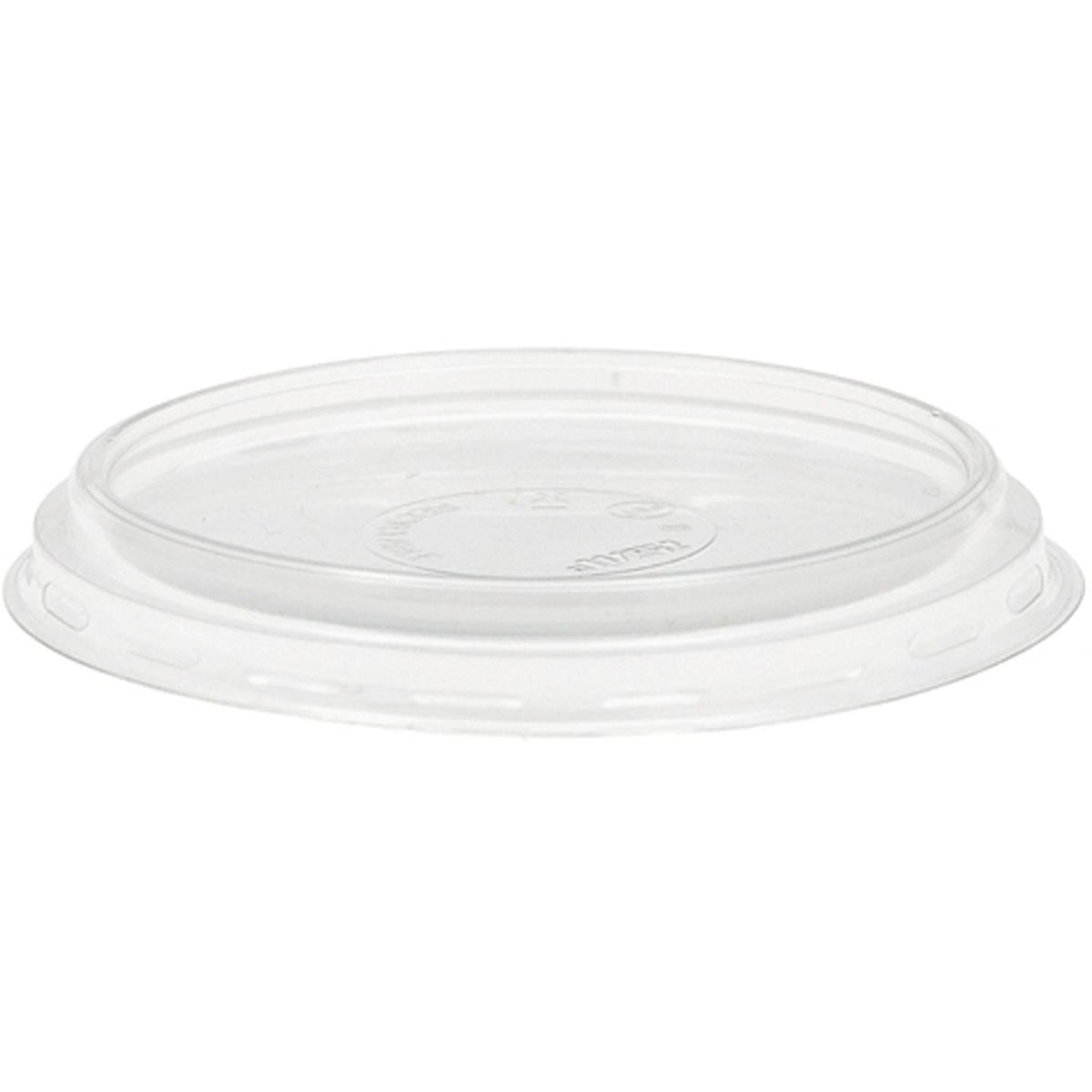 Det plana locket stängt för 153397/153398 från Duni GmbH av transparent APET visas mot en vit bakgrund. Det runda locket har en lätt upphöjd kant och är idealiskt som livsmedelsförpackning (50 stycken).