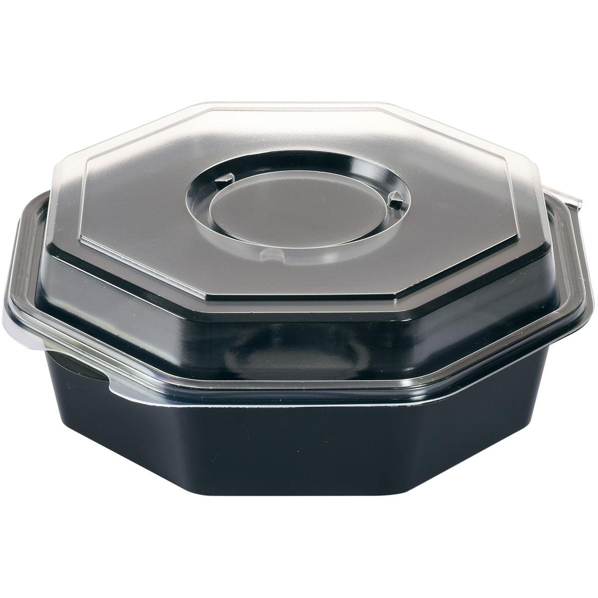 Octaview® med glas Svart / Transparent PS livsmedelsbehållare från Duni GmbH är en svart, åttkantig plastbehållare med ett klart, påsatt lock som är snett stängt på en vit bakgrund.