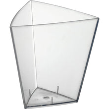 En klar, tom Tri, stor Transparent PS 62x62x68 bägare från Duni GmbH står upprätt på en vit bakgrund. Den trekantiga plastbägaren har släta sidor som buktar utåt upptill. Förpackningen innehåller 54 stycken.
