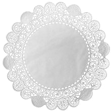 Tårtspetsarna Rund från Duni GmbH är en rund, vit duk med en elegant, spetsliknande kant och ett enfärgat centrum, idealisk för att berika varje miljö med raffinemang.