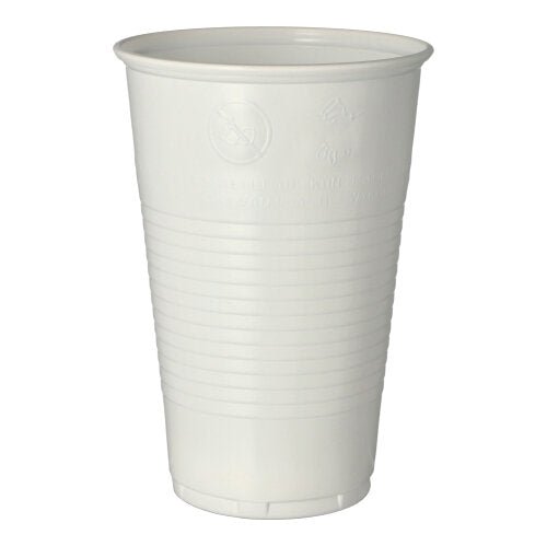 En vit Starpak-dryckesbägare (0,5l, 9,5cm Ø, 13,7cm hög) med skumkant av polypropen med horisontella räfflor står upprätt på vit yta. Finns i förpackningar om 50 stycken i plastförpackning.
