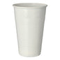 En vit Starpak-dryckesbägare (0,5l, 9,5cm Ø, 13,7cm hög) med skumkant av polypropen med horisontella räfflor står upprätt på vit yta. Finns i förpackningar om 50 stycken i plastförpackning.