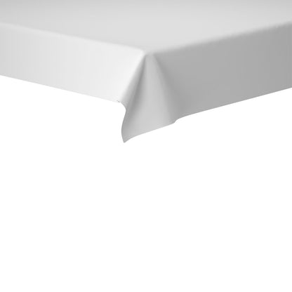 Närbild av hörnet på ett vitt rektangulärt bord, draperat med en slät Evolin-bordsduk 127 x 127 cm från Duni GmbH mot en enkel vit bakgrund.
