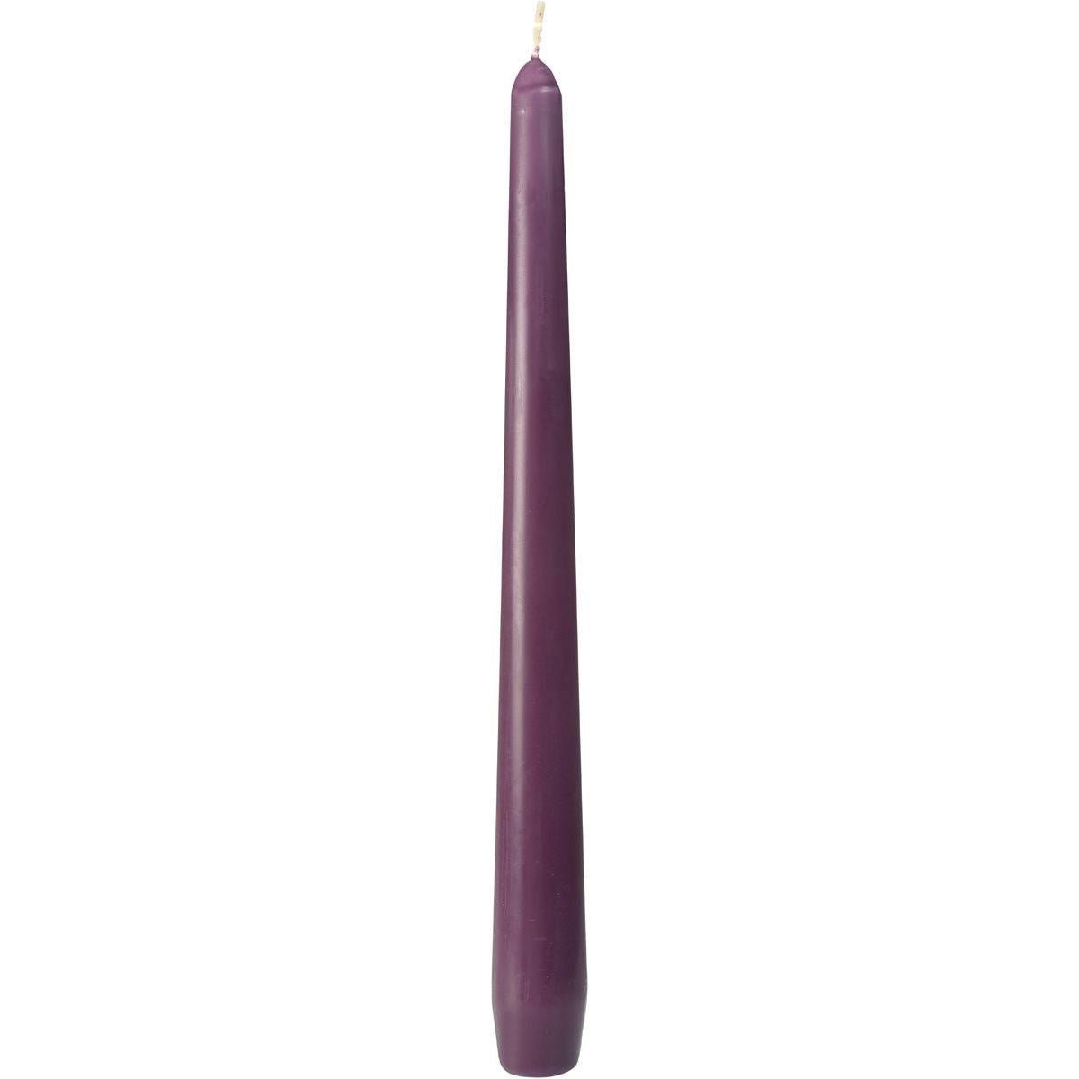 Ett ensamt släckt violett ljus från Duni GmbH (ca. 7h, 250 x 22 mm) med synlig veke står upprätt mot en vit bakgrund.