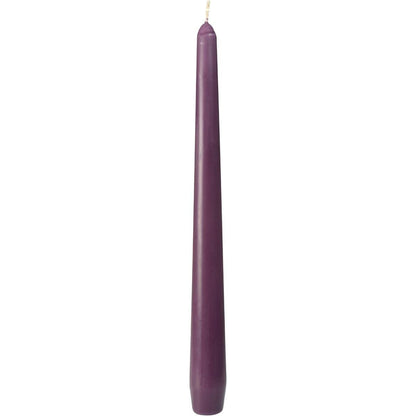 Ett ensamt släckt violett ljus från Duni GmbH (ca. 7h, 250 x 22 mm) med synlig veke står upprätt mot en vit bakgrund.