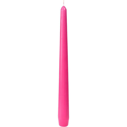Ett lysande rosa ljus från Duni GmbH (250 x 22 mm, ca. 7h brinntid) står upprätt med slät yta och synlig veke mot vit bakgrund.