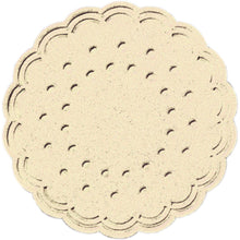 Ein runder, beiger Keks mit Wellenkanten und gleichmäßig verteilten Löchern passt perfekt auf den Duni GmbH Tassenuntersetzer (Ø 7,5 cm), cremefarben, stilvoll gestaltet und in 250er-Packungen erhältlich.
