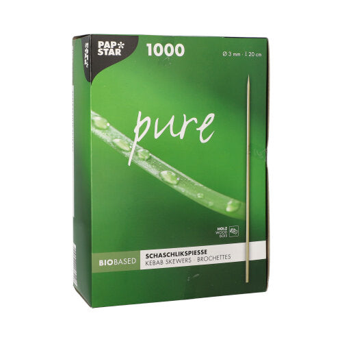 En grön låda med texten "PAPSTAR Grillspett av trä pure" (Ø 3 mm, 20 cm, 1000 stycken) från PAPSTAR GmbH visar ett spett och en närbild av en daggfrisk grön växt.