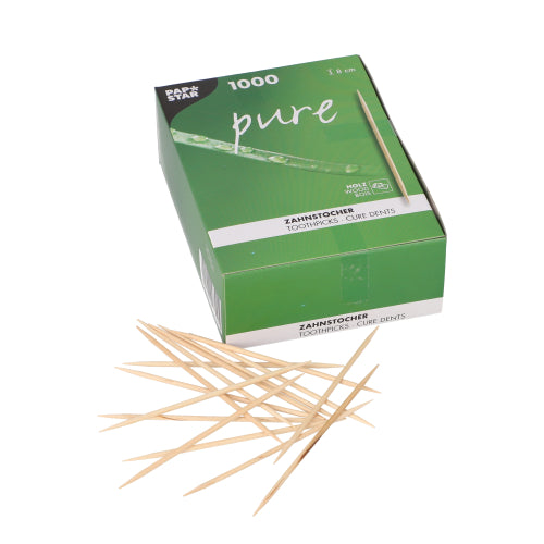 En grön-vit PAPSTAR-låda med texten "pure" innehåller 1000 runda tandpetare av trä (8 cm), varav några är utspridda på framsidan. Produkt: PAPSTAR tandpetare "pure" av trä, rund, 8 cm | Viklåda (1000 stycken). Märke: PAPSTAR GmbH.