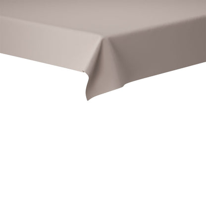 Evolin-bordsduken 127 x 127 cm från Duni GmbH i beige av högkvalitativt tyg ligger elegant vikt över bordet och imponerar med hållbarhet mot en enkel, vit bakgrund.