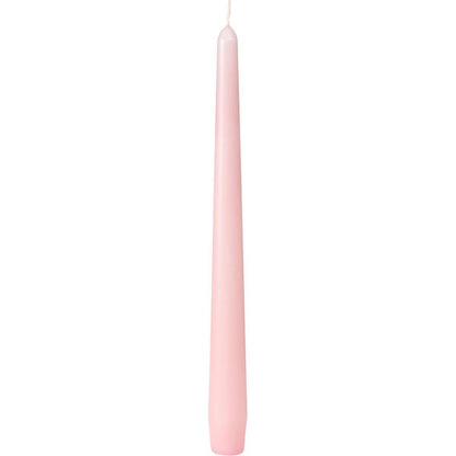 Ett högt, spetsigt avsmalnande rosa ljus från Duni GmbH (250 x 22 mm, ca. 7h) med vit veke står upprätt mot vit bakgrund.