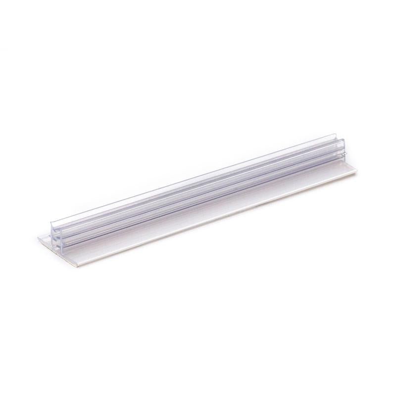 Orkla Wound Care AB Clip signera | Förpackning (1 styck) är en genomskinlig hyllmärkeshållare av plast med en platt bas och ett vertikalt spår för etiketter, perfekt för att organisera eller märka artiklar. Avbildad mot en vit bakgrund.