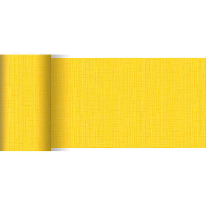 Eine Rolle Dunicel-Tischläufer 20 m x 15 cm der Duni GmbH in Gelb mit dezenter gitterartiger Struktur und mattem Finish wird auf weißem Untergrund teilweise abgerollt. Ideal für Tischdekorationen mit zarten, sich kreuzenden Linien.