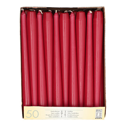 En kartong med 50 Starpak ljus (Ø 2,2 cm - 25 cm) vita, var och en med lång brinntid, ordnade i ett lager och märkta på botten med Starpak-produktinformation.