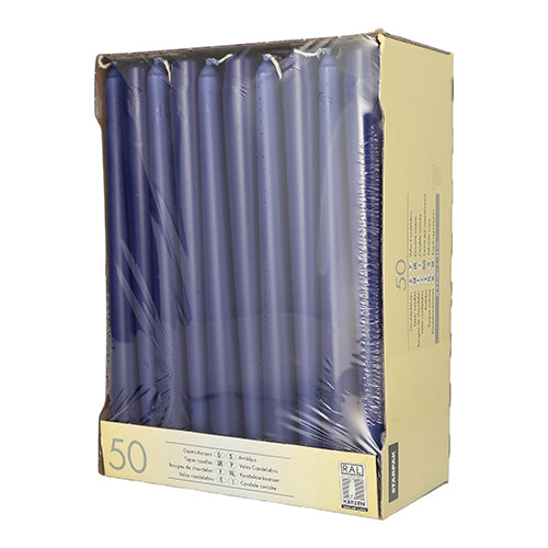 En beige Starpak-kartong innehåller 50 blå ljusljus (Ø 2,2 cm, 25 cm), delvis insvepta i genomskinlig plast, med produktinformation på sidan och framsidan.