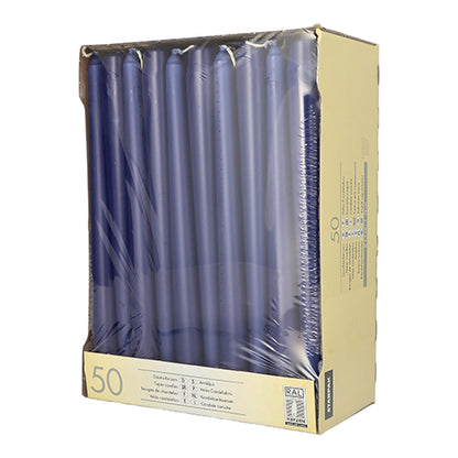 En beige Starpak-kartong innehåller 50 blå ljusljus (Ø 2,2 cm, 25 cm), delvis insvepta i genomskinlig plast, med produktinformation på sidan och framsidan.