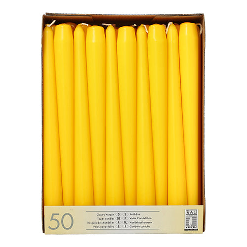 En kartong från Starpak innehåller 50 vita ljus (Ø 2,2 cm - 25 cm), som är ordnade upprätt i rader. Etiketten på framsidan innehåller produktinformation på flera språk, inklusive "Paraffinljus."